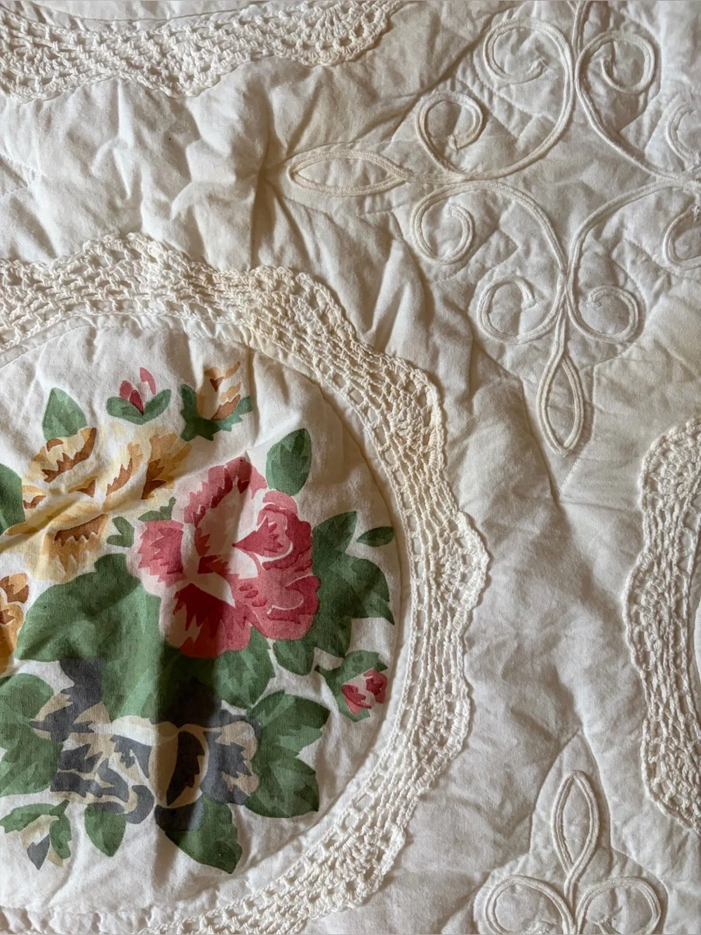 Vintage Cottagecore Floral Quilt Bedspread - Rose Medallions with Scalloped Edge